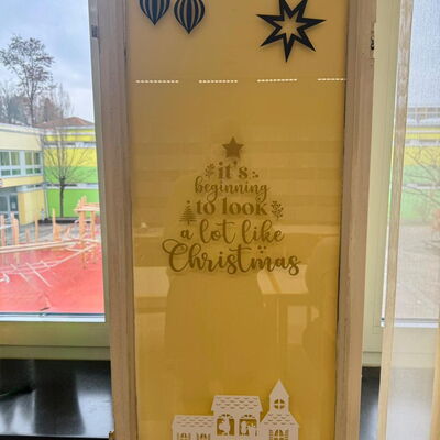 Ein altes Fenster, weihnachtlich foliert